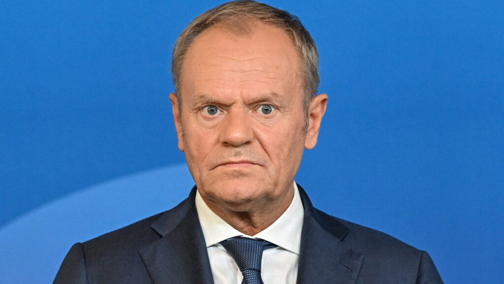 Donald Tusk podzielił się swoimi refleksjami po spotkaniu z reprezentacją Francji, poruszając temat honoru.