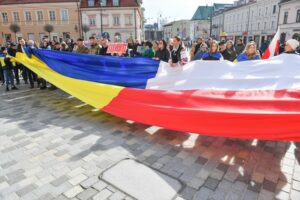 Coraz więcej Ukraińców opuszcza Polskę dzięki specjalnej ustawie. Formalności załatwiają w ciągu tygodnia.