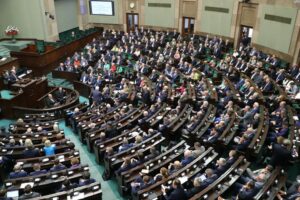 Ciemne chmury nad partią Kaczyńskiego. Dramatyczny spadek poparcia dla PiS.