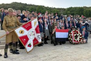 Zachętka do oddania kwiatów upamiętniających poległych bohaterów wojskowych