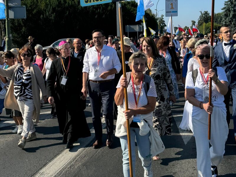 Daniel Obajtek kieruje się ku Jasnej Górze. Czyżby kontrowersyjne buty miały być problemem?