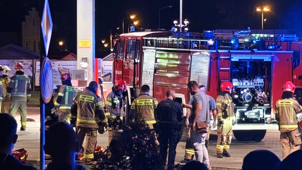 Atak na stacji benzynowej: Mężczyzna podpalił policjantów po ich oblaniu benzyną