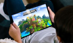 Czy "Fortnite" i "Minecraft" manipulują graczami? Europejska Komisja bada praktyki producentów gier.