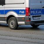 Nieszczęśliwe zderzenie policjantów z osobówką podczas zabezpieczania meczu w Oławie. Zgłoszeni ranni.