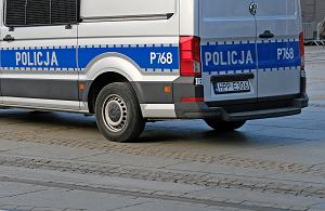 Nieszczęśliwe zderzenie policjantów z osobówką podczas zabezpieczania meczu w Oławie. Zgłoszeni ranni.