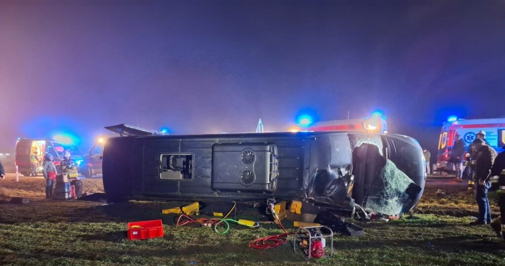 Zdarzenie z udziałem busa w Świętokrzyskiem. Liczne osoby poszkodowane