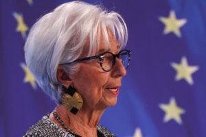 Oto trzy propozycje przeredagowanego tytułu, zachowujące sens oryginału i zapewniające unikalność: 1. Lagarde: Inflacja w strefie euro bliska celu, przed nami nowy etap gospodarczy 2. Szefowa EBC: Inflacyjny cel osiągalny, gospodarka eurolandu przechodzi transformację 3. Lagarde: Zbliżamy się do celu inflacyjnego – eurostrefa u progu kolejnej fazy rozwoju