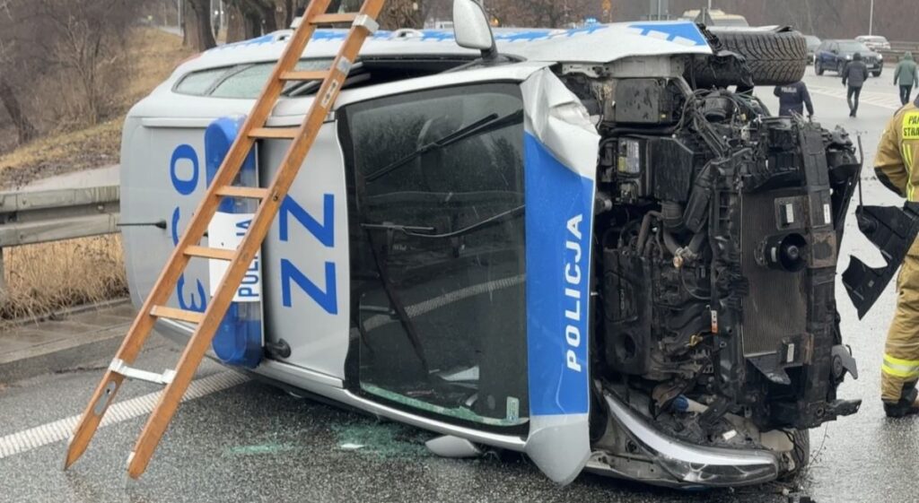 Gdańsk: Pościg za BMW zakończony dachowaniem radiowozu. Zatrzymany kierowca okazał się Duńczykiem