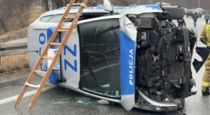 Gdańsk: Pościg za BMW zakończony dachowaniem radiowozu. Zatrzymany kierowca okazał się Duńczykiem