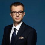 Oto kilka propozycji przeredagowanego tytułu o zachowanym sensie i unikalnym brzmieniu: 1. Czy warto mieć złoto w portfelu inwestycyjnym – plusy i minusy 2. Złoto wśród inwestycji – korzyść czy obciążenie? 3. Włączenie złota do portfela inwestycyjnego – czy to dobry pomysł? 4. Inwestowanie w złoto – atut czy ryzyko dla portfela? 5. Obecność złota w portfelu – przewaga czy słabość inwestora?