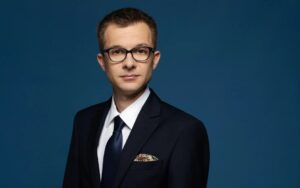 Oto kilka propozycji przeredagowanego tytułu o zachowanym sensie i unikalnym brzmieniu: 1. Czy warto mieć złoto w portfelu inwestycyjnym – plusy i minusy 2. Złoto wśród inwestycji – korzyść czy obciążenie? 3. Włączenie złota do portfela inwestycyjnego – czy to dobry pomysł? 4. Inwestowanie w złoto – atut czy ryzyko dla portfela? 5. Obecność złota w portfelu – przewaga czy słabość inwestora?