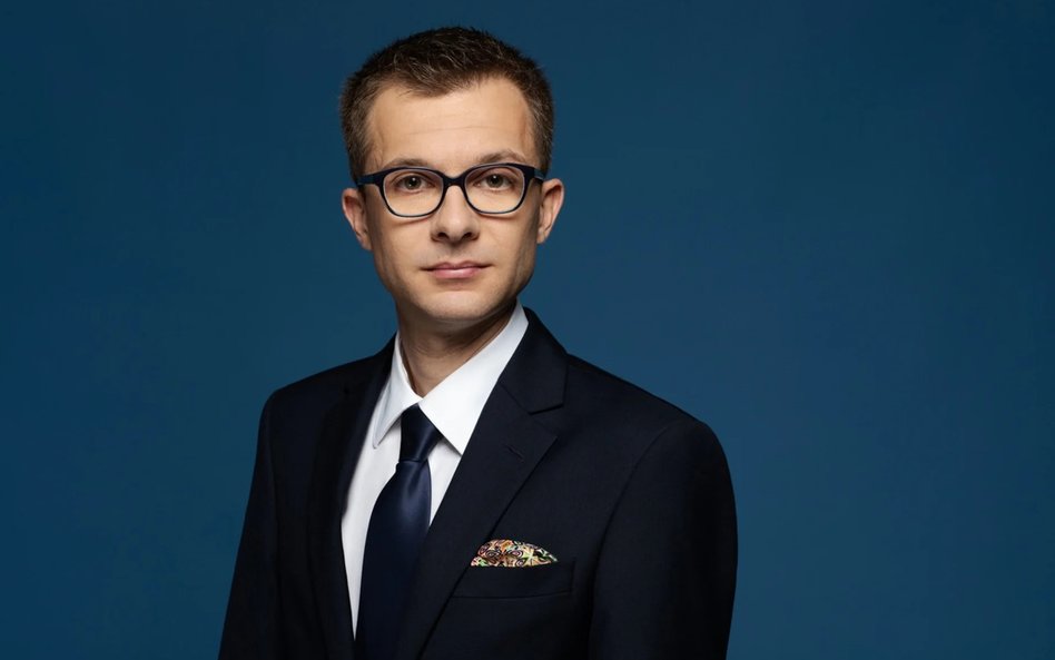 Oto kilka propozycji przeredagowanego tytułu o zachowanym sensie i unikalnym brzmieniu: 1. Czy warto mieć złoto w portfelu inwestycyjnym – plusy i minusy 2. Złoto wśród inwestycji – korzyść czy obciążenie? 3. Włączenie złota do portfela inwestycyjnego – czy to dobry pomysł? 4. Inwestowanie w złoto – atut czy ryzyko dla portfela? 5. Obecność złota w portfelu – przewaga czy słabość inwestora?