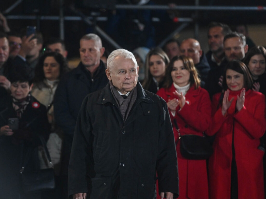 Przykładowe przeredagowane tytuły: 1. Kaczyński przywołuje słowa Brauna. Tuż przed 11 listopada wspominał o „kondominium” 2. O „kondominium” w ustach Kaczyńskiego. Lider PiS sięga po cytat Brauna tuż przed Świętem Niepodległości 3. Kaczyński nawiązuje do Brauna i mówi o „kondominium” tuż przed 11 listopada 4. Cytat Brauna w przemówieniu Kaczyńskiego. Przeddzień 11 listopada z tematem „kondominium” 5. Kaczyński przypomina słowa Brauna. Temat „kondominium” pojawia się przed Świętem Niepodległości