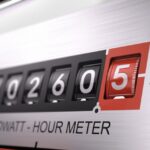 Jak obniżyć koszty energii elektrycznej? Sprawdź, jak małe urządzenie może pomóc Ci kontrolować rachunki za prąd