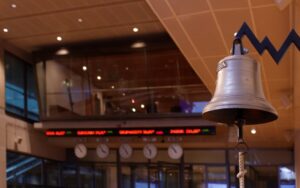 Oto kilka propozycji unikalnych tytułów zachowujących sens oryginału: 1. Czy opłaca się długoterminowo inwestować w świeżo notowane spółki? 2. Akcje debiutantów giełdowych – trzymać je na dłużej czy sprzedać szybciej? 3. Czy nowi gracze na giełdzie to dobry wybór do portfela długoterminowego? 4. Jak długo warto utrzymywać akcje spółek debiutujących na giełdzie? 5. Inwestycja w debiuty giełdowe: czy dłuższe trzymanie akcji się sprawdza? 6. Czy inwestorzy powinni zachowywać akcje spółek po ich giełdowym debiucie? 7. Giełdowi debiutanci: opłacalność długoterminowego utrzymywania akcji Daj znać, jeśli masz jakiekolwiek dodatkowe preferencje co do stylu lub długości tytułu!