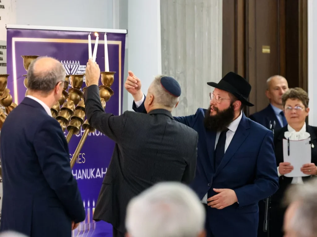 Świece chanukowe zapłonęły w Sejmie. Czarzasty przeprasza za Brauna