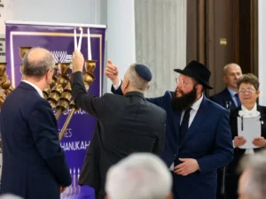 Świece chanukowe zapłonęły w Sejmie. Czarzasty przeprasza za Brauna