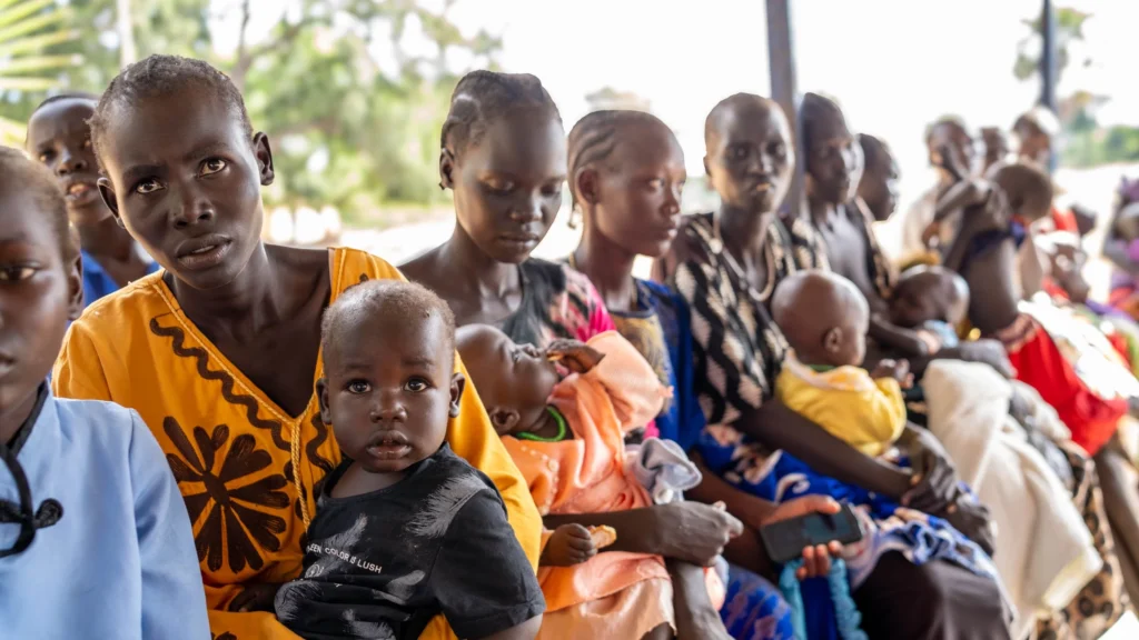 Oto kilka propozycji unikalnych tytułów oddających sens oryginału: 1. „Dożywiamy wyłącznie dzieci oznaczone na czerwono. ‘Żółte’ muszą czekać, aż pogorszy im się sytuacja” 2. „Najpierw pomoc otrzymują dzieci ‘czerwone’. ‘Żółte’ czekają, aż ich stan się pogorszy” 3. „Wsparcie żywieniowe tylko dla ‘czerwonych’. ‘Żółte’ dzieci są na liście oczekujących, aż staną się ‘czerwone’” 4. „Tylko dzieci w najtrudniejszej sytuacji (‘czerwone’) mogą liczyć na dożywianie. ‘Żółte’ czekają, aż ich sytuacja się pogorszy” 5. „Dożywianie dla najbardziej potrzebujących. ‘Żółte’ dzieci na razie bez pomocy – wsparcia doczekają się, gdy staną się ‘czerwone’” Jeśli oczekujesz bardziej publicystycznego lub informacyjnego stylu, daj znać – dostosuję tonację.