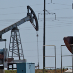 Oto kilka propozycji unikalnych tytułów, zachowujących sens oryginału: 1. Notowania ropy stabilne przed spotkaniem USA-Ukraina 2. Rynki ropy wykazują niewielkie wahania w oczekiwaniu na szczyt USA-Ukraina 3. Ceny ropy z ograniczonymi zmianami tuż przed rozmowami USA i Ukrainy 4. Umiarkowane ruchy cen ropy przed zapowiadanym szczytem USA-Ukraina 5. Stabilizacja cen ropy naftowej w przeddzień spotkania USA-Ukraina