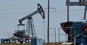 Oto kilka propozycji unikalnych tytułów, zachowujących sens oryginału: 1. Notowania ropy stabilne przed spotkaniem USA-Ukraina 2. Rynki ropy wykazują niewielkie wahania w oczekiwaniu na szczyt USA-Ukraina 3. Ceny ropy z ograniczonymi zmianami tuż przed rozmowami USA i Ukrainy 4. Umiarkowane ruchy cen ropy przed zapowiadanym szczytem USA-Ukraina 5. Stabilizacja cen ropy naftowej w przeddzień spotkania USA-Ukraina