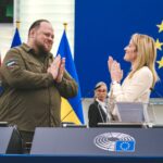 Oto kilka propozycji przeredagowanego tytułu: 1. 1394. dzień konfliktu. Mamy okazywać niechęć wobec Unii. Ukraina sama przeciw Rosji to za mało. 2. 1394. doba wojny. Zalecenie: wrogość wobec Unii. Ukraina w pojedynkę nie powstrzyma Rosjan. 3. 1394. dzień wojny. Wskazówki: być nieprzychylnym Unii. Ukraina nie wystarczy, by stawić czoła Rosji. 4. 1394. dzień rosyjskiej agresji. Zaleca się wrogość wobec Unii. Ukraina nie zdoła powstrzymać Rosjan sama. 5. 1394. dzień wojny. Narzucają wrogość wobec Unii. Ukraina bez wsparcia nie pokona Rosji.