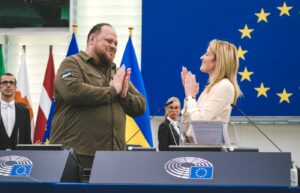 Oto kilka propozycji przeredagowanego tytułu: 1. 1394. dzień konfliktu. Mamy okazywać niechęć wobec Unii. Ukraina sama przeciw Rosji to za mało. 2. 1394. doba wojny. Zalecenie: wrogość wobec Unii. Ukraina w pojedynkę nie powstrzyma Rosjan. 3. 1394. dzień wojny. Wskazówki: być nieprzychylnym Unii. Ukraina nie wystarczy, by stawić czoła Rosji. 4. 1394. dzień rosyjskiej agresji. Zaleca się wrogość wobec Unii. Ukraina nie zdoła powstrzymać Rosjan sama. 5. 1394. dzień wojny. Narzucają wrogość wobec Unii. Ukraina bez wsparcia nie pokona Rosji.