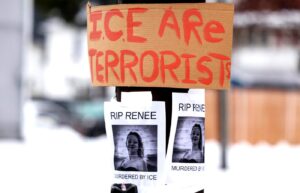 Oto kilka propozycji unikalnych tytułów, zachowujących sens oryginału: 1. Wstrząsająca zbrodnia w Minneapolis – czy polityka Trumpa nieuchronnie prowadziła do tragedii? 2. Dramat w Minneapolis. Kontrowersyjna polityka Trumpa przyczyną tragedii? 3. Minneapolis pogrążone w szoku. Czy działania Trumpa zapoczątkowały tę katastrofę? 4. Tragiczne wydarzenia w Minneapolis: konsekwencje polityki Trumpa? 5. Zbrodnia w Minneapolis jako następstwo polityki Trumpa – nieunikniona tragedia?