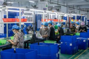 Sierpniowy wzrost chińskiej produkcji przemysłowej, lecz trwałość ożywienia pozostaje niepewna