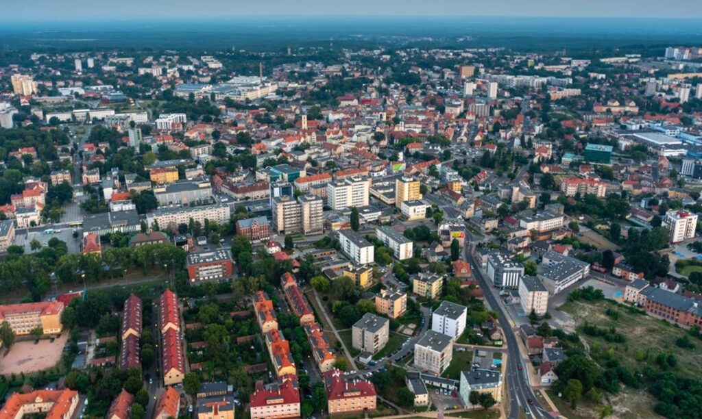 Oto kilka propozycji unikalnych tytułów, oddających sens oryginału: 1. W których regionach Polski zadłużenie jest największe? Zachodnia część kraju na czele 2. Najwięksi dłużnicy w Polsce – zachód liderem zadłużenia 3. Polska mapa dłużników: zachód kraju z najwyższymi zobowiązaniami 4. Skąd pochodzą rekordowi dłużnicy w Polsce? Zachodni region wyróżnia się na tle kraju 5. Gdzie Polacy mają najwięcej długów? Zachodnie województwa przodują w statystykach