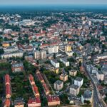 Oto kilka propozycji unikalnych tytułów, oddających sens oryginału: 1. W których regionach Polski zadłużenie jest największe? Zachodnia część kraju na czele 2. Najwięksi dłużnicy w Polsce – zachód liderem zadłużenia 3. Polska mapa dłużników: zachód kraju z najwyższymi zobowiązaniami 4. Skąd pochodzą rekordowi dłużnicy w Polsce? Zachodni region wyróżnia się na tle kraju 5. Gdzie Polacy mają najwięcej długów? Zachodnie województwa przodują w statystykach