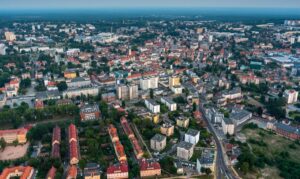 Oto kilka propozycji unikalnych tytułów, oddających sens oryginału: 1. W których regionach Polski zadłużenie jest największe? Zachodnia część kraju na czele 2. Najwięksi dłużnicy w Polsce – zachód liderem zadłużenia 3. Polska mapa dłużników: zachód kraju z najwyższymi zobowiązaniami 4. Skąd pochodzą rekordowi dłużnicy w Polsce? Zachodni region wyróżnia się na tle kraju 5. Gdzie Polacy mają najwięcej długów? Zachodnie województwa przodują w statystykach