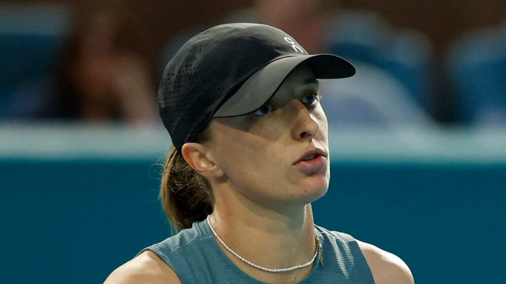 Oto przeredagowany tytuł, z zachowaniem sensu i unikalnością: **Zaskakujące komentarze po decyzji Świątek. "Cień na jej sportowym wizerunku"**