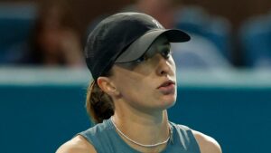 Oto przeredagowany tytuł, z zachowaniem sensu i unikalnością: **Zaskakujące komentarze po decyzji Świątek. "Cień na jej sportowym wizerunku"**