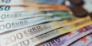 Z rynku znikają kredyty frankowe. Euro coraz silniejsze w aktywach banków – już 2,5-krotnie większy udział
