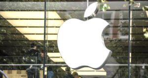 Apple osiąga znaczący postęp w ograniczaniu emisji gazów cieplarnianych.