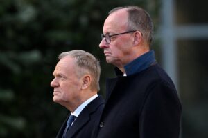 Oto kilka alternatywnych tytułów, zachowujących sens oryginału, a jednocześnie mających unikalną formę: 1. Niemieckie media zastanawiają się: Czy Polska przewyższa Niemcy? 2. Czy Polska to doskonalsza odsłona Niemiec? Analiza niemieckiej prasy 3. Polska lepsza od Niemiec? Niemieckie tytuły rozważają porównania 4. Niemcy oczami własnych mediów: Polska jako bardziej udana wersja Niemiec? 5. Prasa za Odrą pyta: Czy Polska wygrywa z Niemcami?