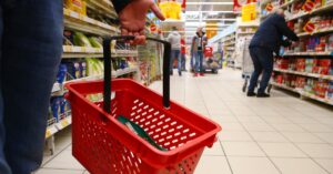 Które sklepy są otwarte w Nowy Rok 2026? Lista placówek handlowych czynnych 1 stycznia: Lidl, Biedronka, galerie i Żabka – gdzie zrobisz zakupy, a gdzie będzie zamknięte?